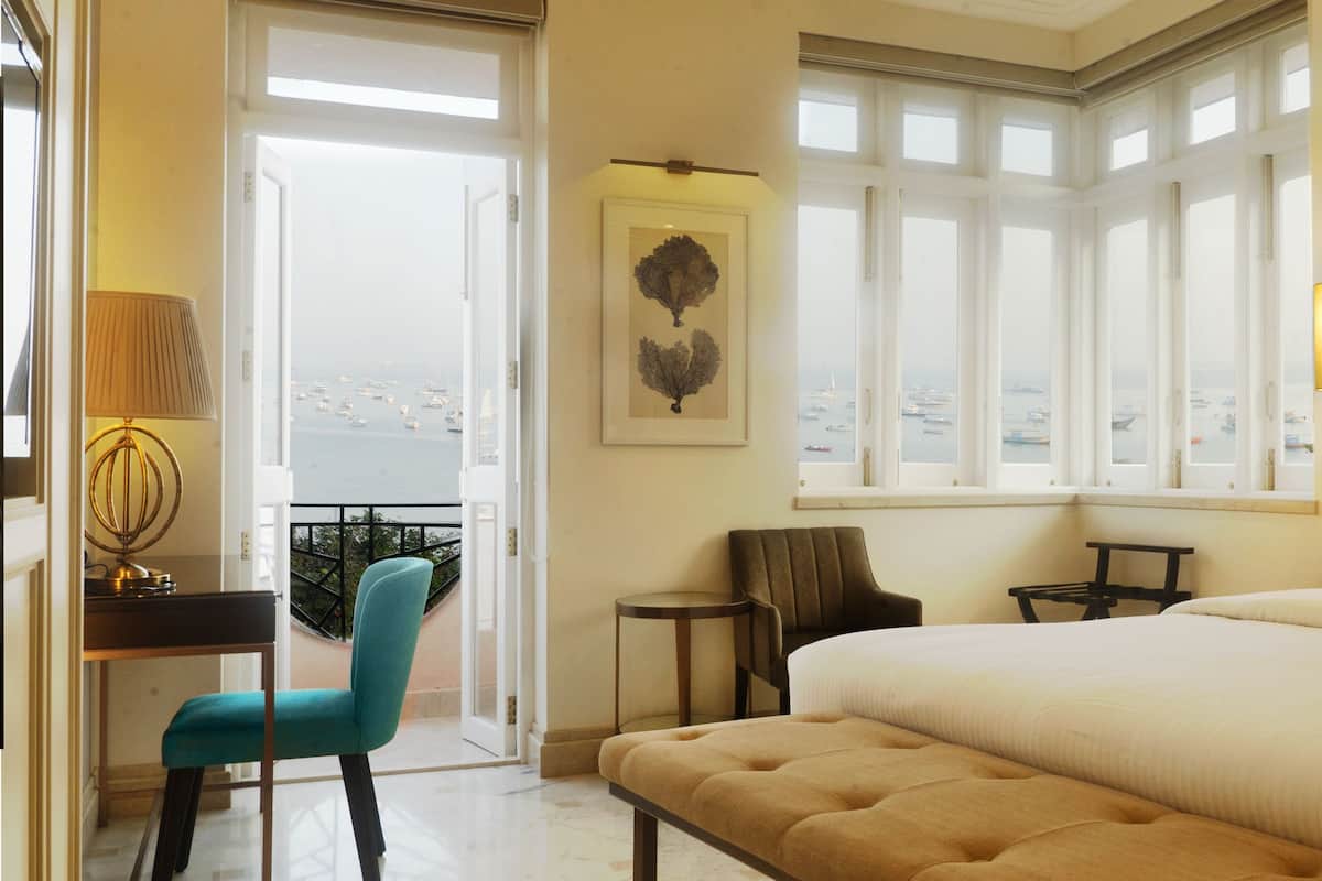 Superior Deluxe Balcony Sea Facing Room | 客房内保险箱、办公桌、遮光窗帘、隔音