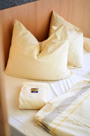 Desk, bed sheets - DJH Jugendherberge Biggesee - Hostel (Olpe)
