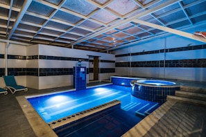 Una piscina cubierta (de 10:00 a 20:00), tumbonas