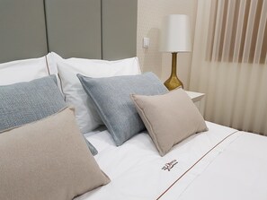Premium bedding, down comforters, soundproofing, iron/ironing board - 22 Oporto guesthouse (Porto)
