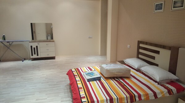 Family Apartment, 2 Bedrooms, Kitchen, Courtyard View | Living area