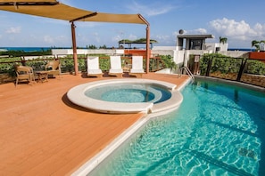 Piscine extérieure, piscine sur le toit