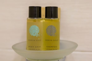 Comfort Room | Bathroom | Shower, rainfall showerhead, free toiletries, hair dryer - BH Napoli Railway (Naples)