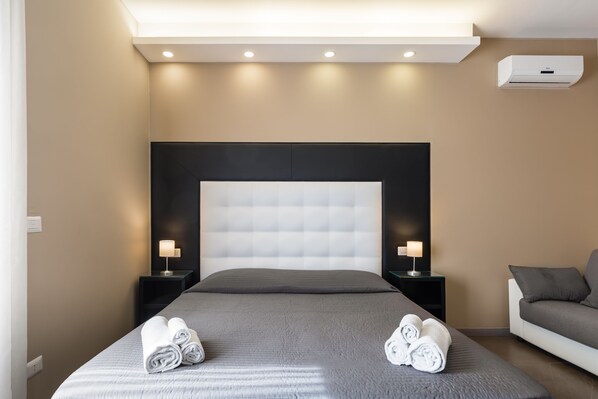 Comfort Room | Individually furnished, desk, laptop workspace, soundproofing - BH Napoli Railway (Naples)