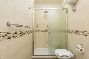 Comfort Room | Bathroom | Shower, rainfall showerhead, free toiletries, hair dryer - BH Napoli Railway (Naples)