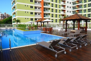 2 outdoor pools