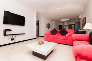 Exclusief appartement, 2 slaapkamers | Woonkamer | Flatscreentelevisie