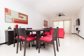 Condo exclusivo, 2 quartos | Opções para refeição no quarto