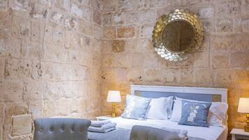 Deluxe Double Room, 1 Bedroom | Peralatan tempat tidur premium, peti besi dalam bilik, meja