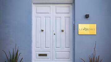 Pintu masuk hartanah