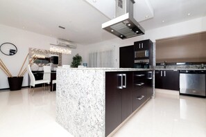 Condo | Cocina privada | Refrigerador, microondas, horno y parrilla de estufa 