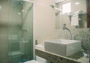 Een douche, gratis toiletartikelen, een haardroger, handdoeken