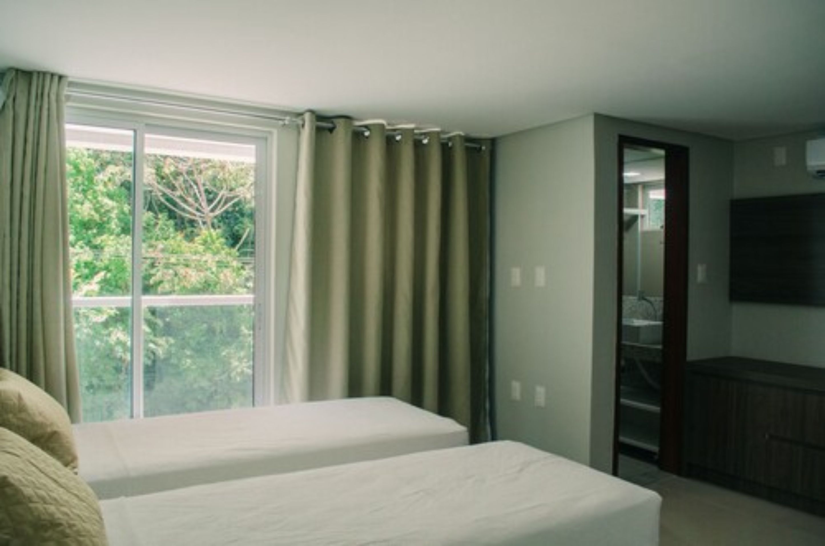 Minibar, ropa de cama y acceso para silla de ruedas 