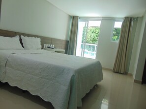 Firemannsrom | Minibar, sengetøy og rullestolvennlig