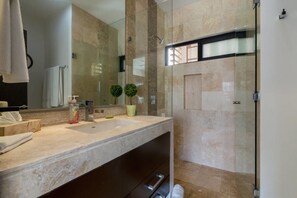 Apartment | Badezimmer | Dusche, Haartrockner, Handtücher