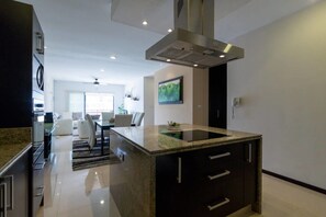 Appartement | Privékeuken | Een koelkast, een microgolfoven, een oven, een kookplaat