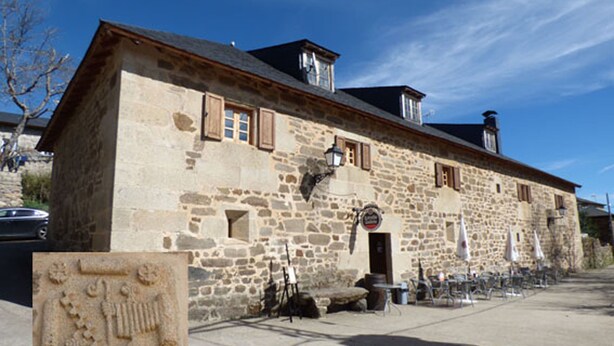 A stone building with a sign that reads "Hotel". - La Posada de Pedrazales (Galende)