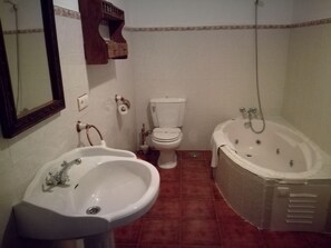 Artículos de tocador gratuitos, secador de pelo, bidet, toallas