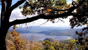 A mountainous landscape with a lake and trees. - La Posada de Pedrazales (Galende)