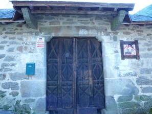 Property entrance - La Posada de Pedrazales (Galende)