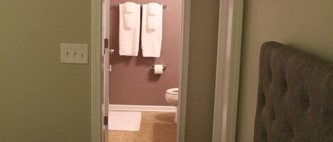 Tabla de planchar con plancha, internet y ropa de cama