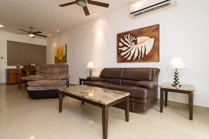 Condo exclusivo, 1 habitación | Sala de estar | Televisión de pantalla plana 