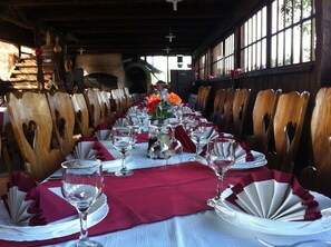 Aamiainen, lounas ja illallinen; paikallinen ja kansainvälinen keittiö