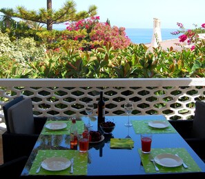 Outdoor dining - Villa with pool 100m from the beach in quiet area (Olhos de Água)
