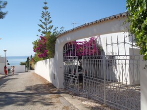 Property grounds - Villa with pool 100m from the beach in quiet area (Olhos de Água)