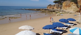 Rekkehus uttrykte 100m fra stranden i rolige