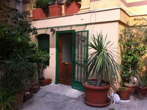Exterior detail - In the drawing room of Naples (Napoli)