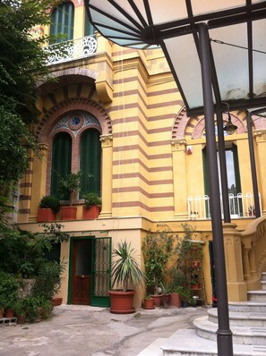 Exterior - In the drawing room of Naples (Napoli)