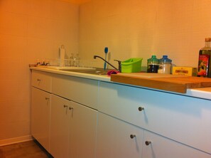 Kühlschrank, Ofen, Herdplatte, Wasserkocher mit Kaffee-/Teezubehör