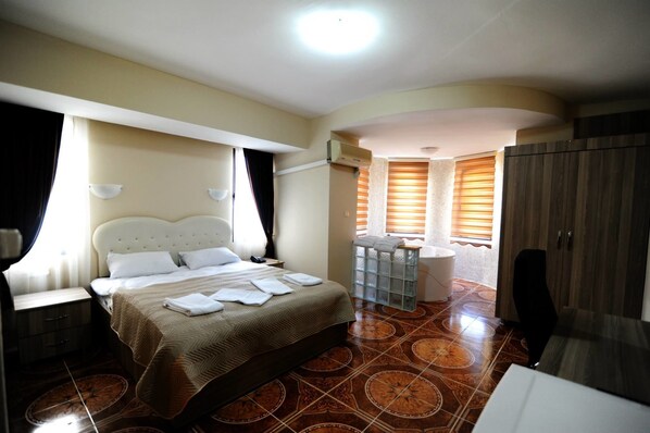 Desk, free cots/infant beds, free WiFi