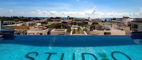 Outdoor pool, an infinity pool