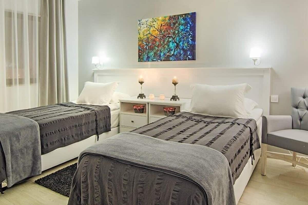 Estúdio, várias camas | 1 quarto, cofres nos quartos, escrivaninha