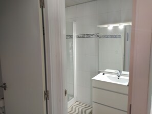 Regadera, bidet, toallas
