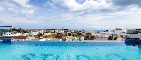 Alberca al aire libre y alberca infinita