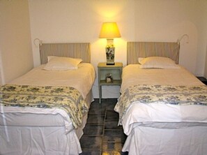4 bedrooms, desk, iron/ironing board, free WiFi - Traditional Provencal Villa With Private Heated Pool (Salernes)