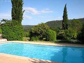 Een buitenzwembad en een verwarmd zwembad