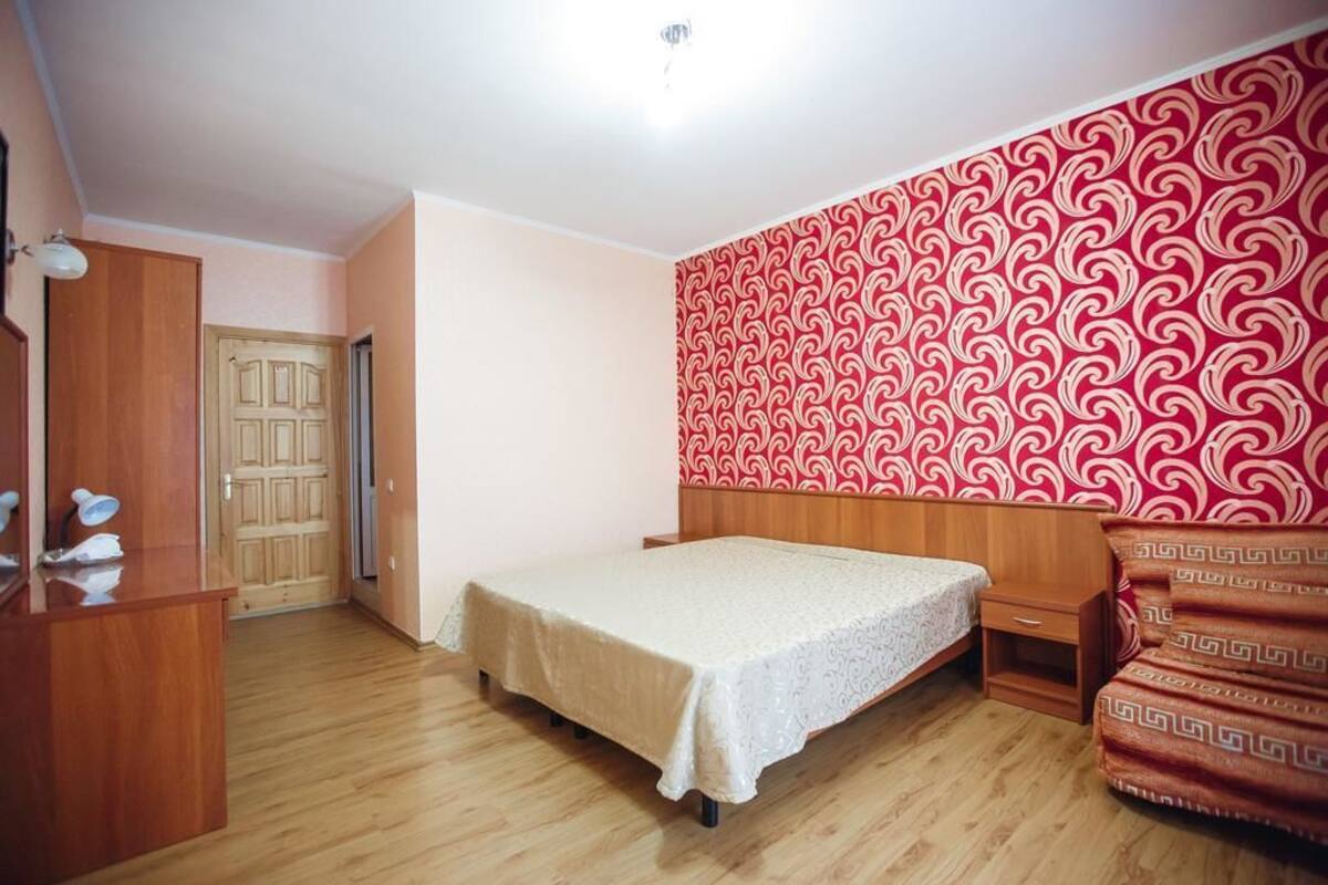 Standard-Dreibettzimmer | Hochwertige Bettwaren, Zimmersafe, Schreibtisch, Bügeleisen/Bügelbrett