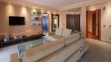 Smart-TV, Kamin, DVD-Player, Bücher