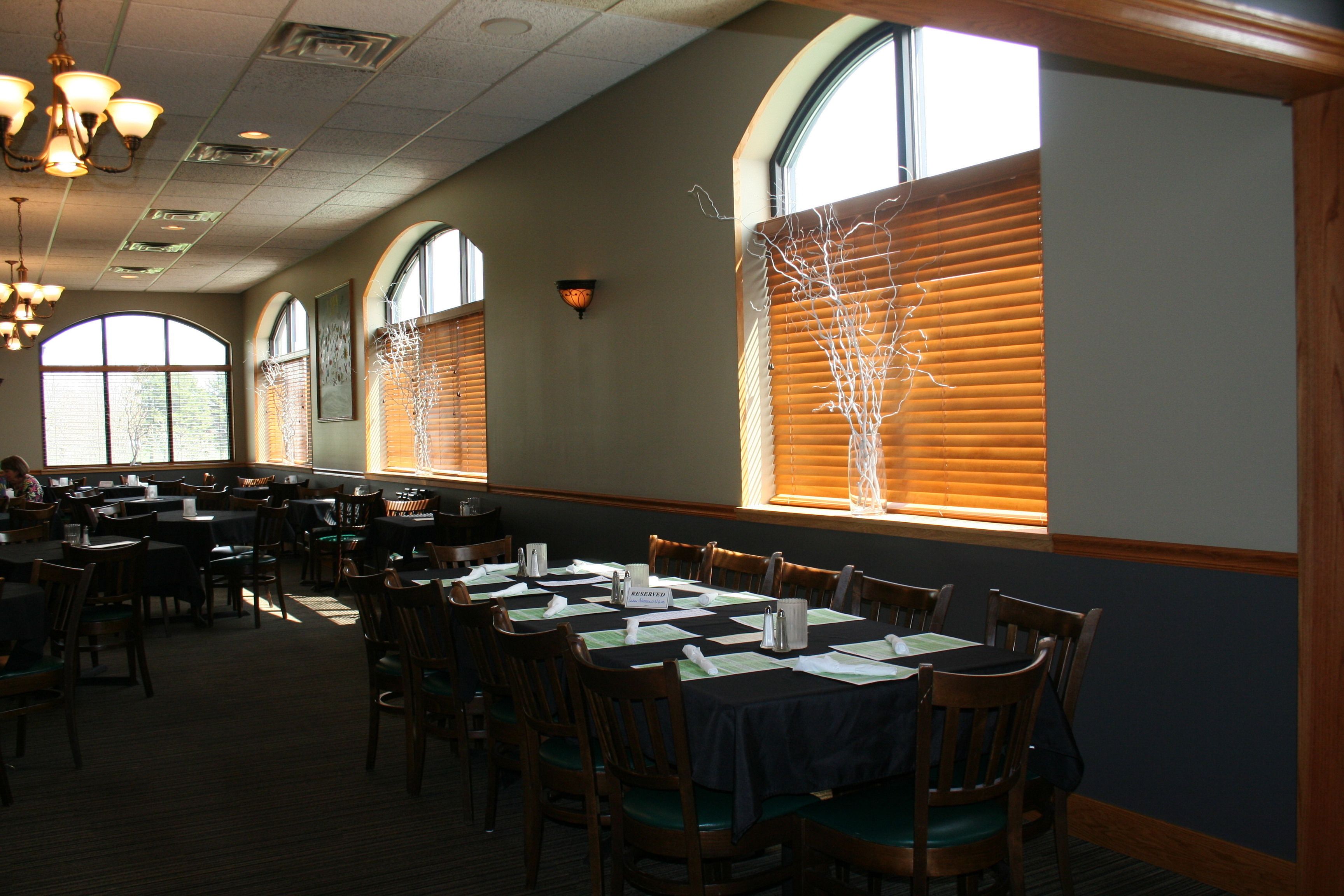 lunch and dinner served, golf course views