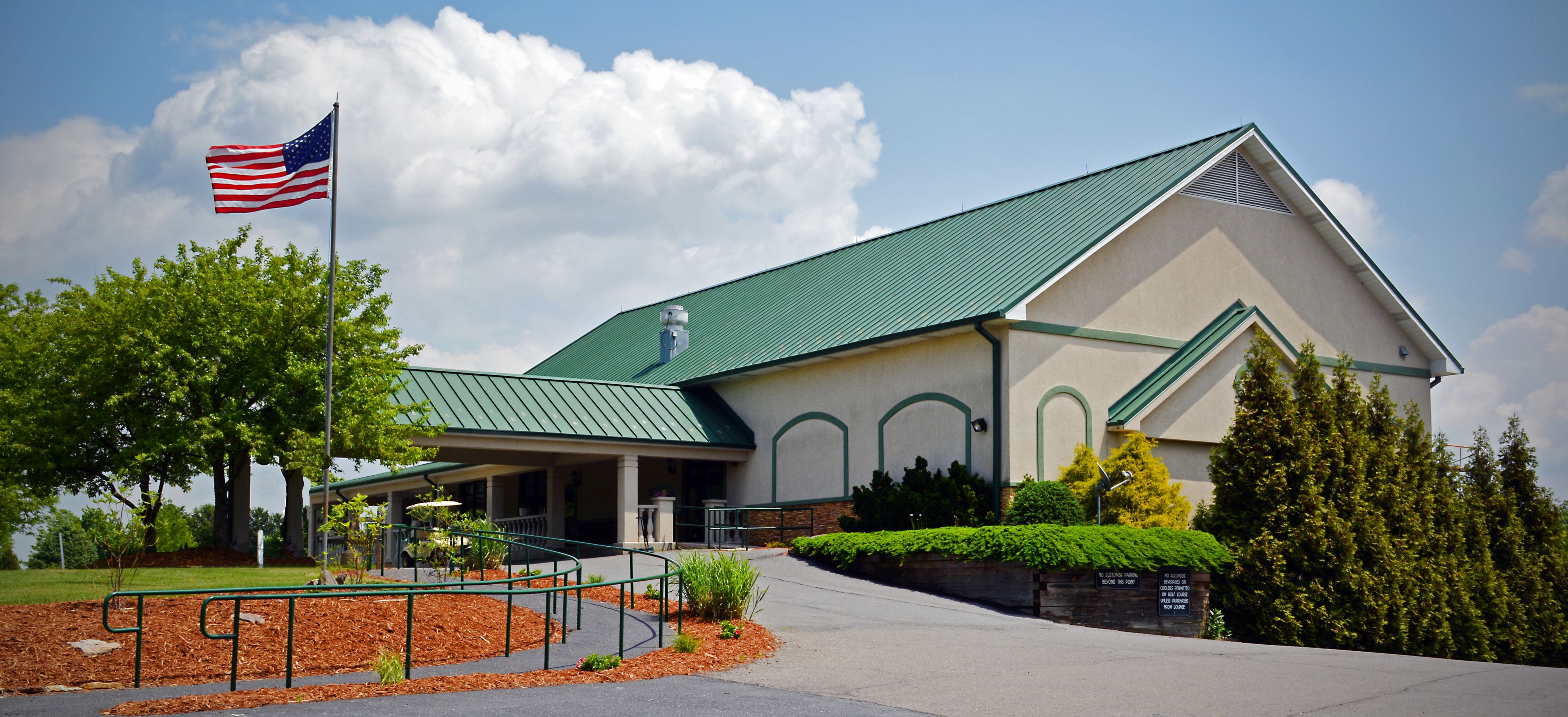 lunch and dinner served, golf course views