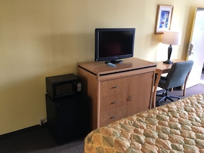 Standard Single Room, 1 King Bed, Refrigerator & Microwave | Premium bedding, desk, iron/ironing board, free WiFi - Budget Inn Tarboro (Tarboro)
