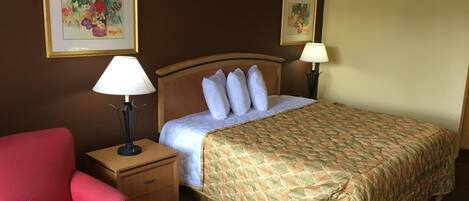 Sengetøy av topp kvalitet, skrivebord og strykejern/-brett