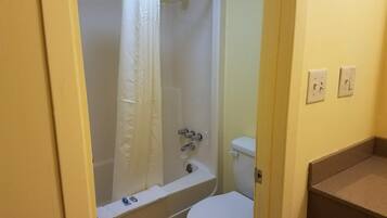 Bañera con ducha, artículos de tocador gratuitos, secador de pelo