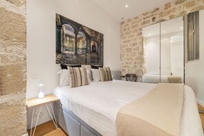 2 bedrooms, in-room safe, iron/ironing board, free WiFi