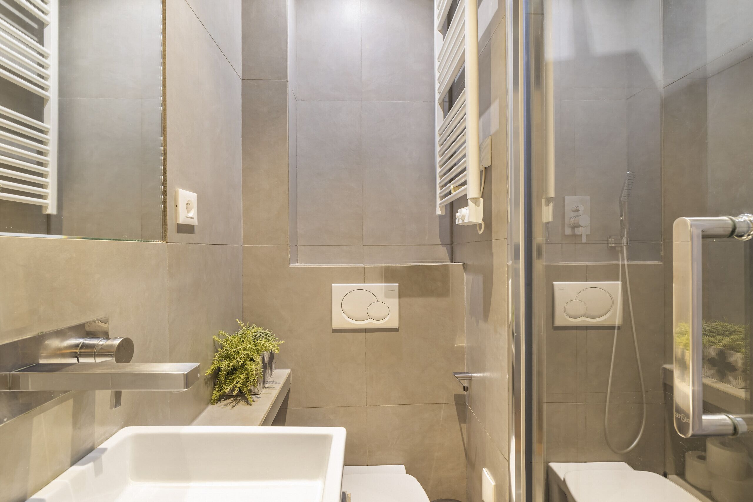 Douche, sèche-cheveux, serviettes fournies