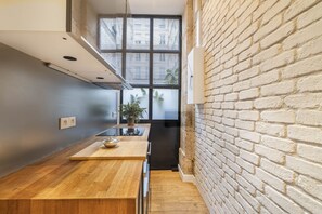 Fridge, microwave, dishwasher, coffee/tea maker
